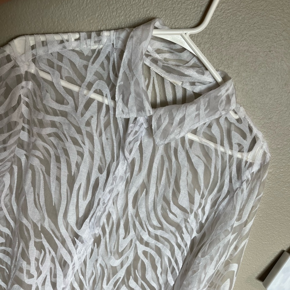 Y2K style button up blouse shirt. size medium